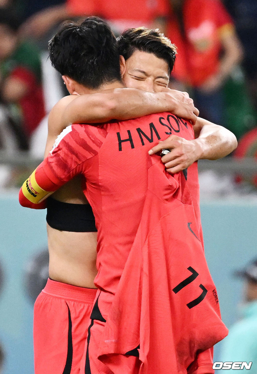 '알라이얀의 기적'이 일어났다. 한국이 20년 만에 또 포르투갈을 2-1로 제압하며 16강 진출을 확정했다. 파울루 벤투 감독이 이끄는 한국 축구 대표팀은 3일 0시(이하 한국시간) 카타르의 알 라이얀 에듀케이션시티 스타디움에서 열린 2022 카타르 월드컵 H조 조별리그 최종 3차전에서 포르투갈을 2-1로 제압했다.이날 승리로 한국은 1승1무1패(골득실 0, 4득점 4실점)을 기록했다. 같은 시각 우루과이는 가나를 2-0으로 이겼지만 1승1무1패(골득실 0, 2득점 2실점)이 됐다. 한국이 다득점에서 앞서 극적으로 조 2위를 차지하며 16강에 진출한다.후반 역전골을 터트린 한국 황희찬과 어시스트한 손흥민이 포옹하고 있다. 2022.12.02 / soul1014@osen.co.kr