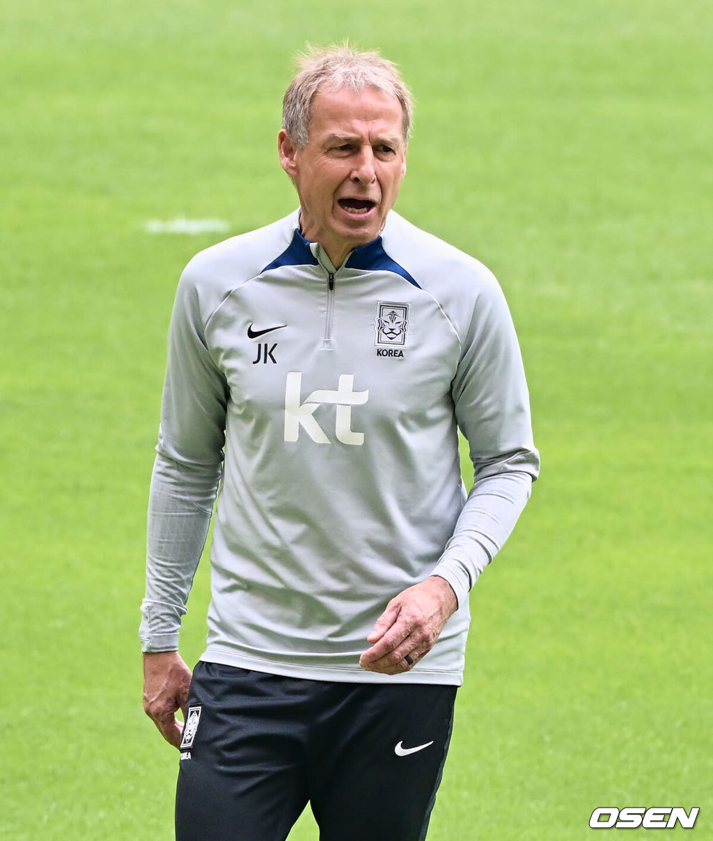 15일 부산아시아드주경기장에서 하나은행 초청 축구 국가대표 친선경기 페루전을 앞두고 대한민국 축구 대표팀이 공식 훈련을 가졌다. 클린스만 감독이 선수들의 훈련을 지켜보고 있다. 2023.06.15 / foto0307@osen.co.kr