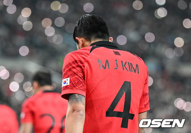 황인범(올림피아코스)이 동점골을 터트린 대한민국이 우루과이와 리턴매치서 패했다. 대한민국(FIFA 랭킹 25위)은 28일 서울월드컵경기장에서 열린 우루과이(FIFA 랭킹 16)와 친선 A 매치서 1-2로 패했다.후반 한국 김민재가 코너킥 찬스 때 패널티박스로 이동하고 있다. 2023.03.28 /sunday@osen.co.kr