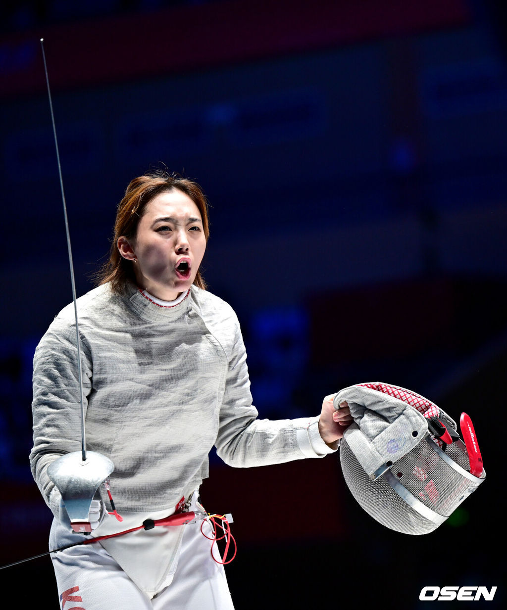 29일 오후 중국 항저우 전자대학 체육관에서 열린 ‘제19회 항저우 아시안게임’ 여자 사브르 4강 대한민국과 일본의 경기가 열렸다.한국 윤지수가 심판진에게 이야기하고 있다. 2023.09.29 / dreamer@osen.co.kr