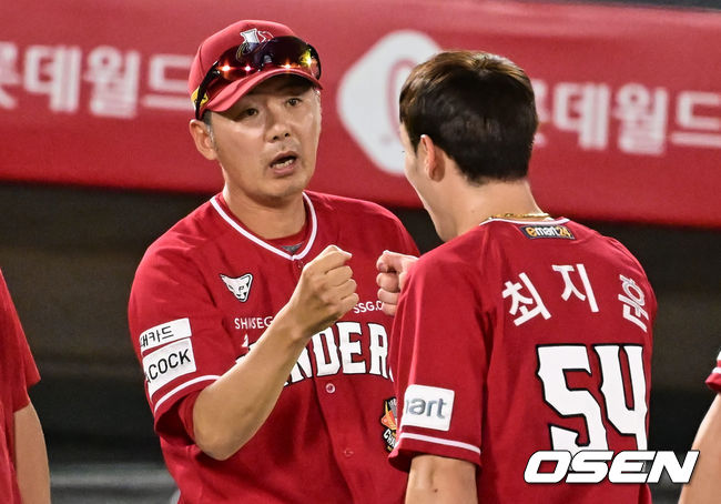 SSG 김원형 감독과 외야수 최지훈./OSEN DB