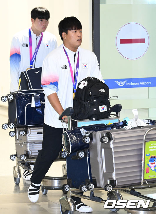 2022 항저우 아시안게임을 마친 야구 대표팀이 8일 인천국제공항을 통해 귀국했다.야구대표팀 강백호가 귀국하고 있다. 2023.10.08 /cej@osen.co.kr