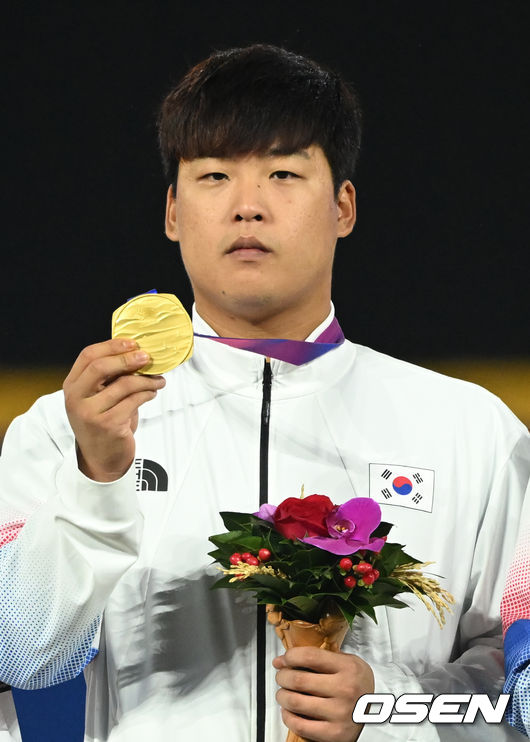 류중일 감독이 이끄는 한국 야구 대표팀이 4회 연속 우승을 차지했다. 한국은 7일(이하 한국시간) 중국 저장성 사오싱 야구장에서 열린 2022 항저우 아시안게임 야구 결승전에서 대만을 2-0으로 눌렀다. 이로써 지난 2일 대만과의 B조 예선 2차전 0-4 완패를 설욕하며 금메달을 목에 걸었다. 경기 종료 후 시상대에서 대한민국 강백호가 금메달과 함께 기념촬영을 하고 있다. 2023.10.07 /ksl0919@osen.co.kr2023.10.07 /ksl0919@osen.co.kr