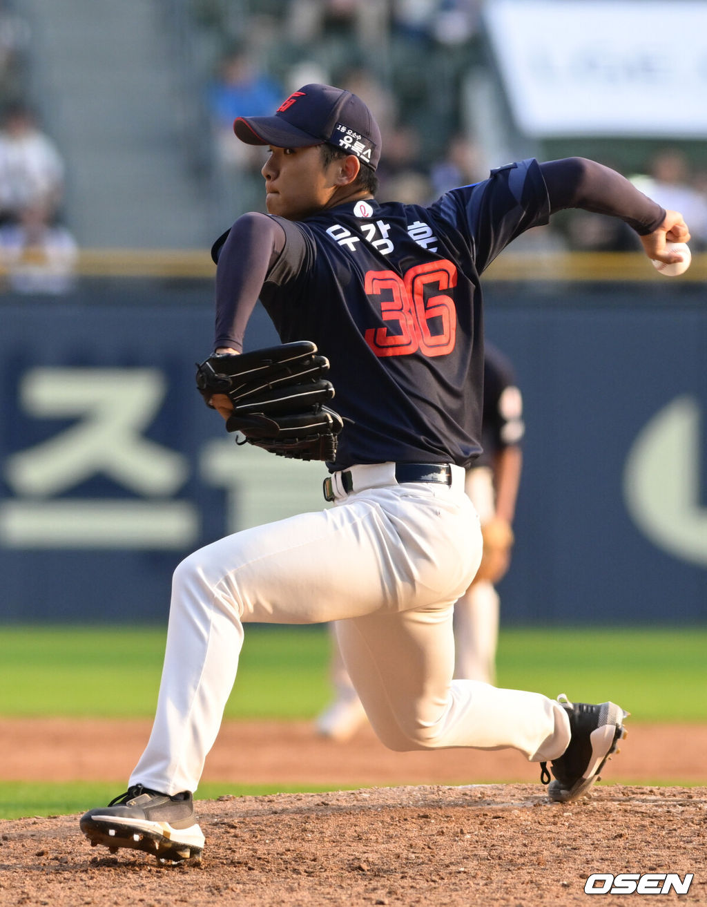 9일 오후 서울 잠실야구장에서 ‘2023 신한은행 SOL KBO리그’ LG 트윈스와 롯데 자이언츠의 경기가 열렸다.9회말 롯데 우강훈이 힘차게 공을 던지고 있다. 2023.10.09 /cej@osen.co.kr