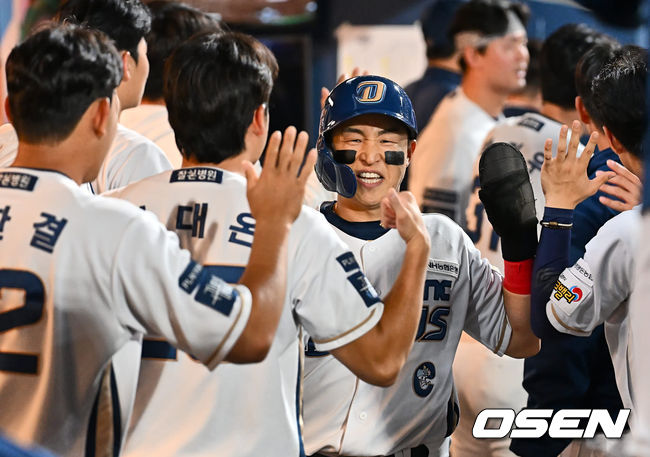 NC 다이노스 손아섭이 3회말 2사 1,2루 마틴의 2타점 적시 2루타 때 득점을 올리고 하이파이브를 하고 있다. 2023.10.10 / foto0307@osen.co.kr