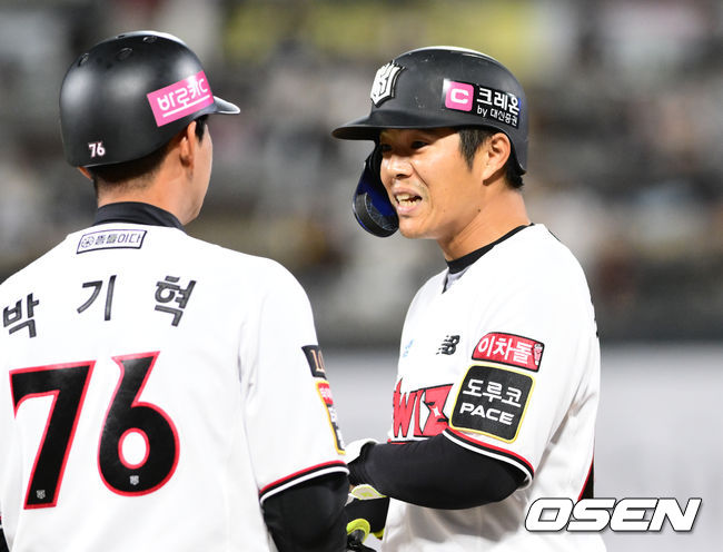 10일 일 오후 수원 KT위즈파크에서 2023 신한은행 SOL KBO리그 KT 위즈와 두산 베어스의 경기가 열렸다.2회말 1사 1,2루 KT 조용호의 투수 맞는 우전 동점 적시타에 박병호가 득점을 올리고 있다. 2023.10.10 /cej@osen.co.kr