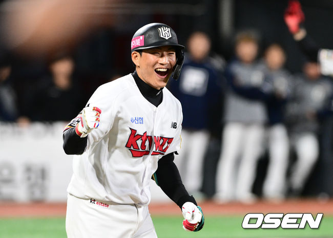 9회말 2사 만루 KT 강현우가 끝내기 밀어내기 볼넷으로 경기를 승리로 이끌며 기뻐하고 있다. 2023.10.10 /