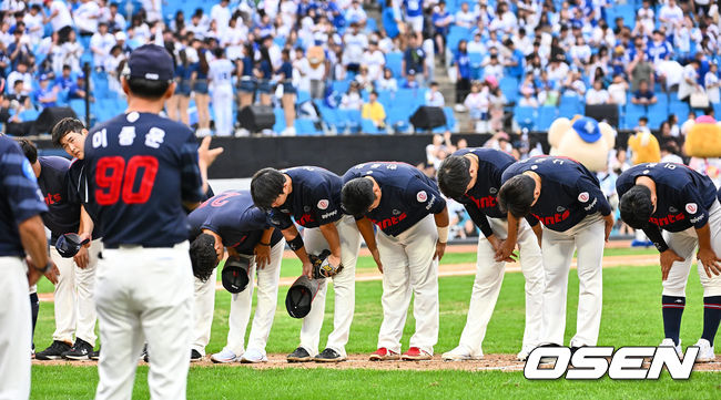 롯데 자이언츠 선수들이 삼성 라이온즈에 7-4로 승리한 후 팬들에게 인사를 하고 있다. 2023.09.17 / foto0307@osen.co.kr