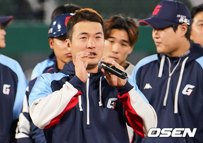 롯데 자이언츠 안권수가 마지막 경기를 마치고 팬들에게 눈물의 인사를 하고 있다. 2023.10.11 / foto0307@osen.co.kr