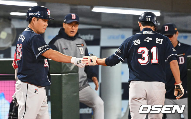 두산 베어스 정수빈이 1회초 무사 2루 로하스의 1타점 적시타 때 득점을 올리고 축하를 하고 있다. 2023.10.11 / foto0307@osen.co.kr