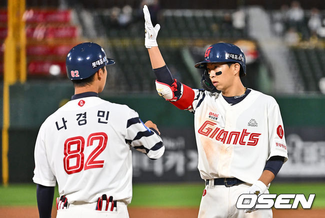 롯데 자이언츠 김민석이 3회말 2사 2,3루 2타점 적시타를 치고 세리머니를 하고 있다. 2023.10.11 / foto0307@osen.co.kr