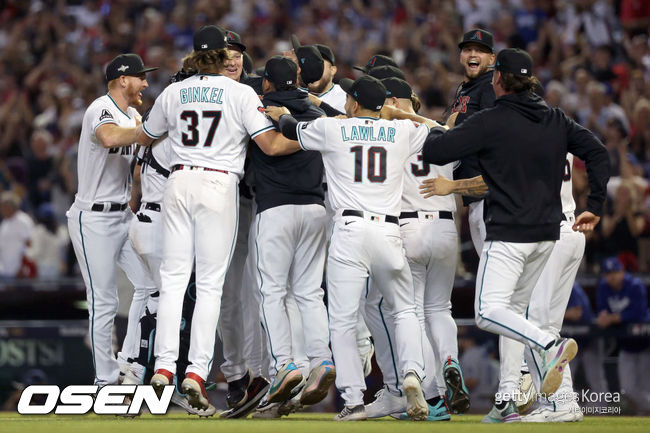 [사진] 챔피언십시리즈 진출에 성공한 애리조나 선수들이 기뻐하고 있다. ⓒGettyimages(무단전재 및 재배포 금지)