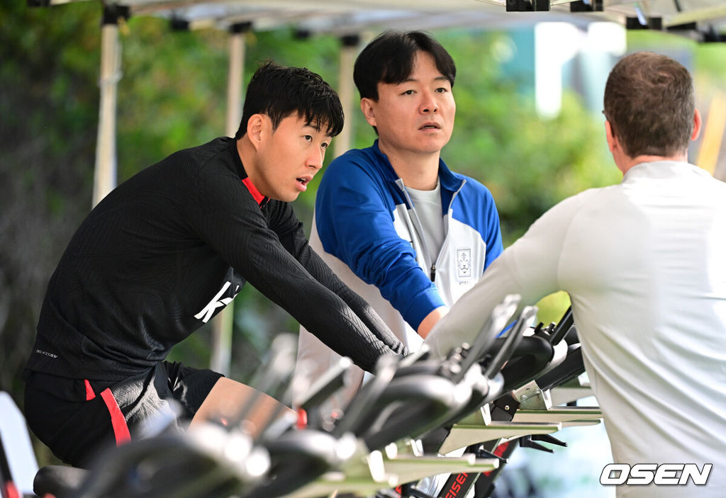 대한민국 축구 국가대표팀이 9일 오후 튀니지, 베트남과의 A매치를 앞두고 경기도 파주 축구국가대표트레이닝센터(NFC)에 소집됐다.대표팀 손흥민이 사이클을 타며 회복 훈련을 하고 있다. 2023.10.09 /jpnews@osen.co.kr