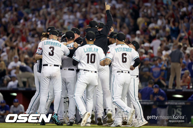 [사진] 애리조나 선수들이 챔피언십시리즈 진출을 확정한 뒤 기뻐하고 있다. ⓒGettyimages(무단전재 및 재배포 금지)