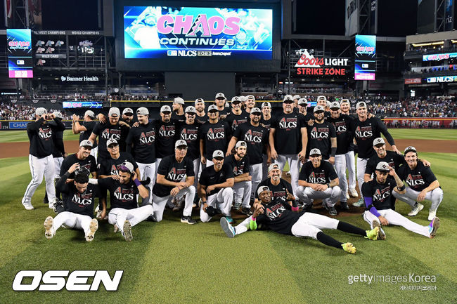 [사진] 애리조나 선수들이 챔피언십시리즈 진출 확정 후 기념 촬영을 하고 있다. ⓒGettyimages(무단전재 및 재배포 금지)