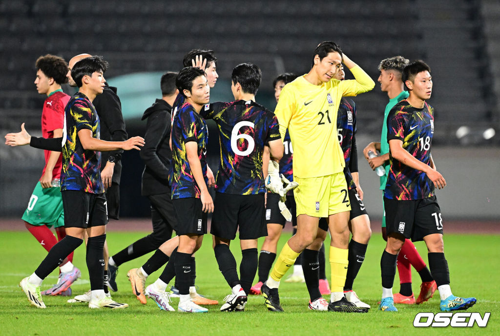 12일 오후 서울 목동 종합운동장 주경기장에서 제1회 2023 서울 EOU컵 U-18 국제청소년축구대회 대한민국과 모로코의 경기가 열렸다. 이날 대한민국은 모로코와 1-1 무승부를 거뒀다.경기를 마치고 대한민국 선수들이 아쉬워하고 있다. 2023.10.12 /jpnews@osen.co.kr 