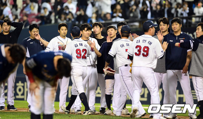 두산이 NC와의 중요한 일전에서 값진 승리를 챙겼다. 두산 베어스는 12일 서울 잠실구장에서 열린 2023 신한은행 SOL KBO리그 NC 다이노스와의 시즌 마지막 맞대결(16차전)에서 11-1로 승리했다. 두산 선수단이 승리를 기뻐하고 있다. 2023.10.12 /cej@osen.co.kr