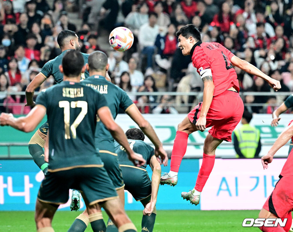 13일 오후 서울월드컵경기장에서 위르겐 클린스만 감독이 지휘하는 대한민국 축구대표팀이 튀니지와 평가전을 치렀다.후반 대한민국 김민재가 3-0으로 앞서가는 헤더골을 성공시키고 있다. 2023.10.13 /jpnews@osen.co.kr