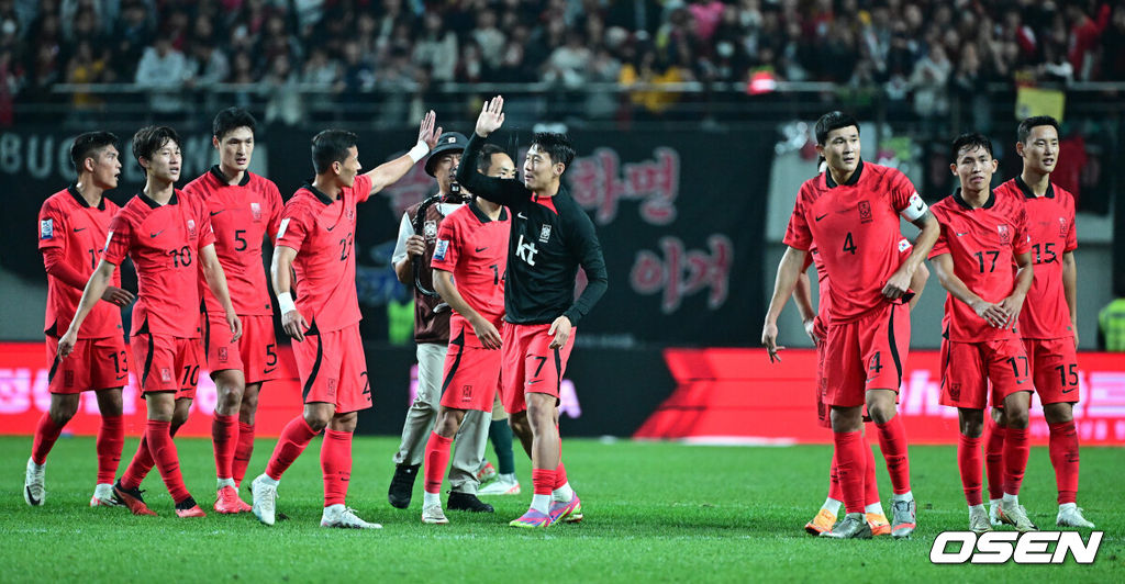 위르겐 클린스만 감독이 이끄는 대한민국 축구 국가대표팀이 13일 오후 8시 서울월드컵경기장에서 튀니지와 국가대표 친선경기서 이강인의 2골 1도움 슈퍼 활약을 앞세워 4-0으로 승리했다.경기를 마치고 대한민국 손흥민이 동료선수들과 승리를 기뻐하고 있다. 2023.10.13 /jpnews@osen.co.kr 