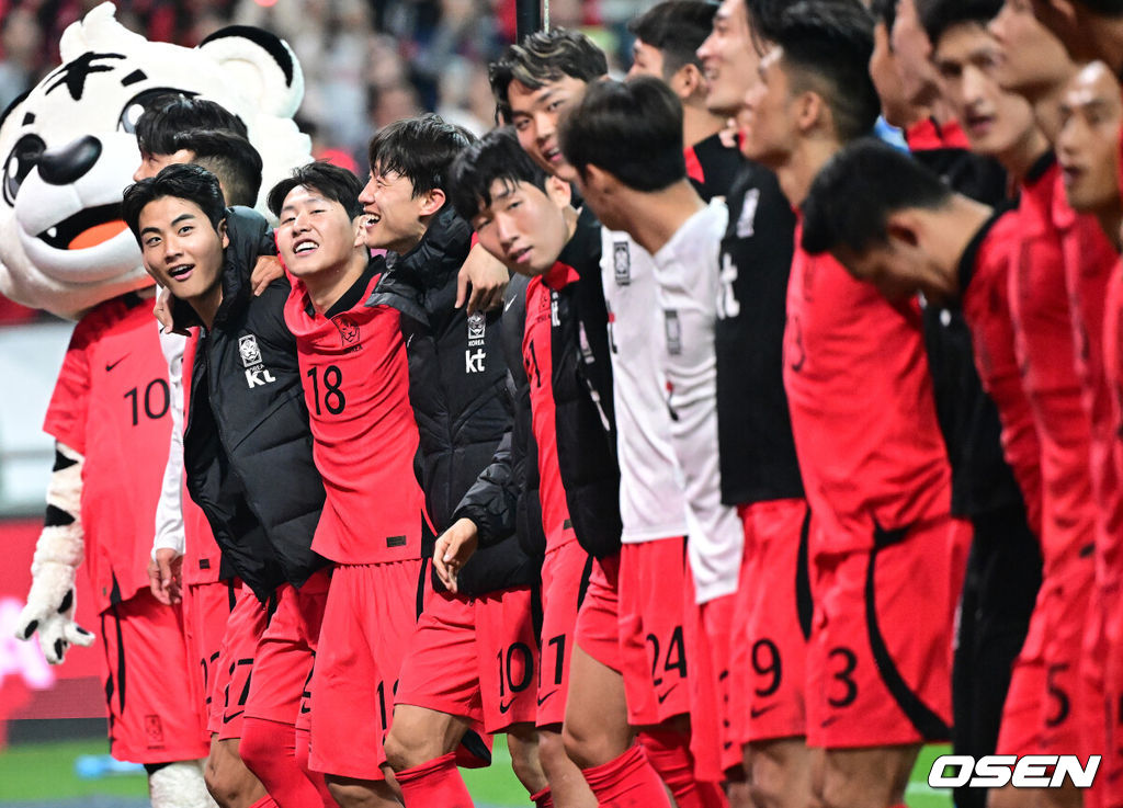 위르겐 클린스만 감독이 이끄는 대한민국 축구 국가대표팀이 13일 오후 8시 서울월드컵경기장에서 튀니지와 국가대표 친선경기서 이강인의 2골 1도움 슈퍼 활약을 앞세워 4-0으로 승리했다.경기를 마치고 대표팀 선수들이 붉은악마와 승리를 기뻐하고 있다. 2023.10.13 /jpnews@osen.co.kr 