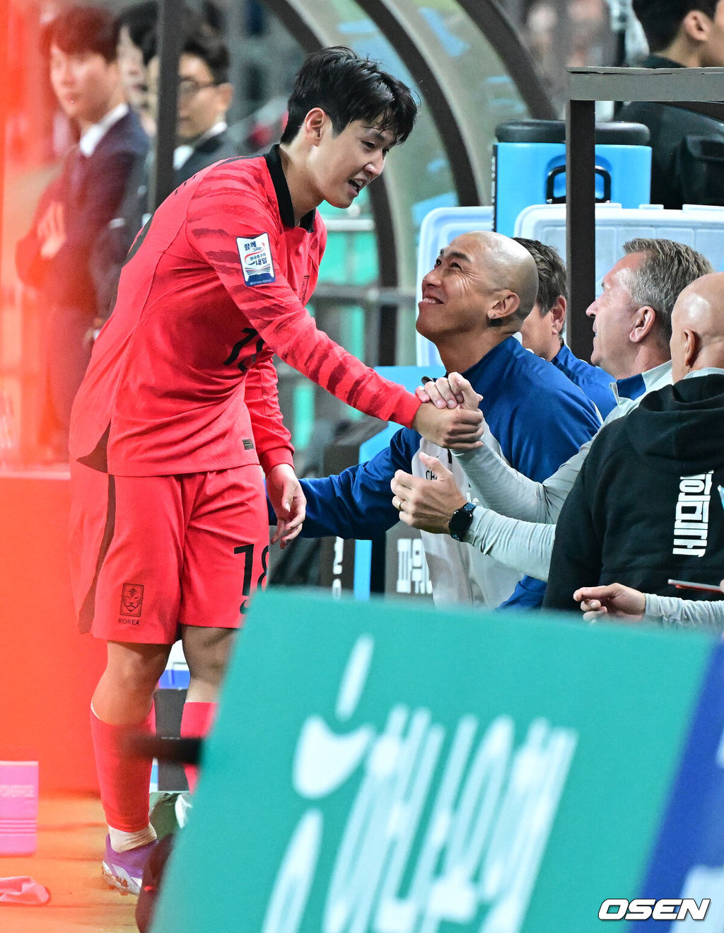 위르겐 클린스만 감독이 이끄는 대한민국 축구 국가대표팀이 13일 오후 8시 서울월드컵경기장에서 튀니지와 국가대표 친선경기서 이강인의 2골 1도움 슈퍼 활약을 앞세워 4-0으로 승리했다.후반 대한민국 이강인이 교체되며 차두리 코치와 기뻐하고 있다. 2023.10.13 /jpnews@osen.co.kr 