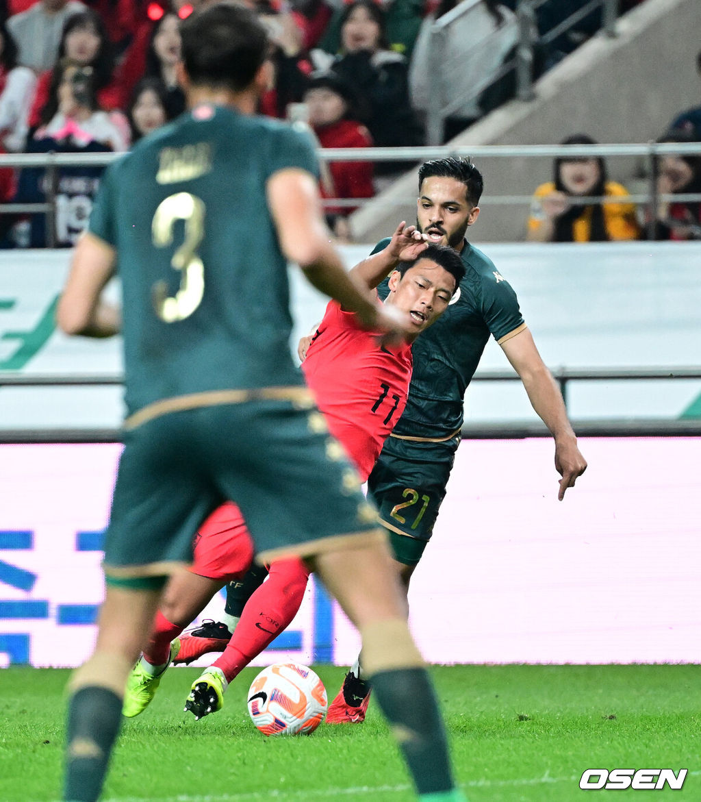 13일 오후 서울월드컵경기장에서 위르겐 클린스만 감독이 지휘하는 대한민국 축구대표팀이 튀니지와 평가전을 치렀다.전반 대한민국 황희찬이 드리블을 하다 넘어지고 있다. 2023.10.13 /jpnews@osen.co.kr