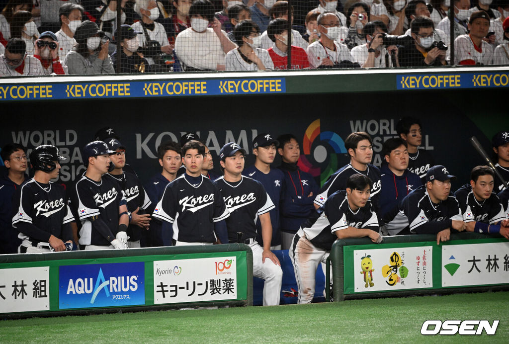  한국은 10일 일본 도쿄돔에서 열린 2023 월드베이스볼클래식(WBC) 1라운드 B조 일본과의 맞대결에서 4-13으로 패배했다. 9회 한국 선수들이 어두운 표정으로 경기를 지켜보고 있다. 2023.03.10 /spjj@osen.co.kr