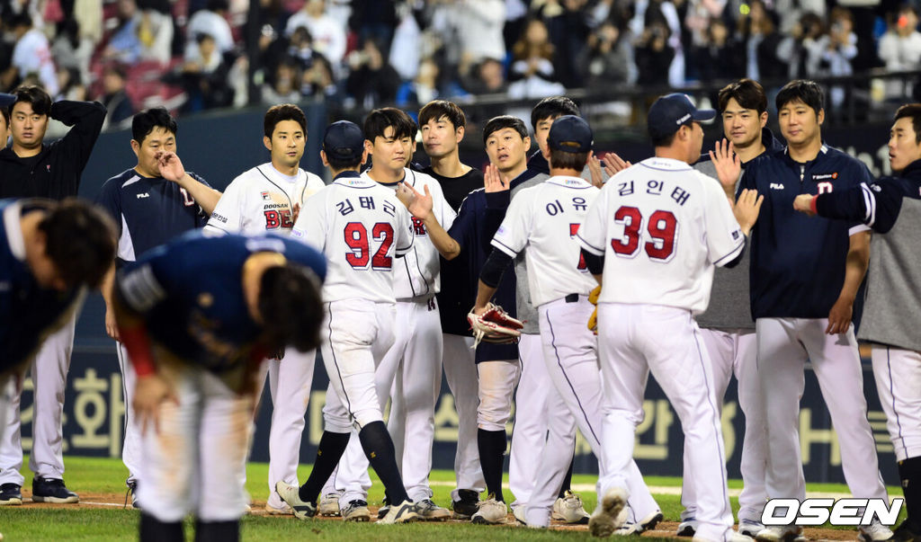 두산 선수단이 승리를 기뻐하고 있다. / OSEN DB