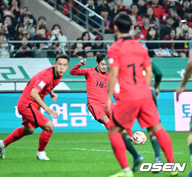 13일 오후 서울월드컵경기장에서 위르겐 클린스만 감독이 지휘하는 대한민국 축구대표팀이 튀니지와 평가전을 치렀다.후반 대한민국 이강인이 선제 프리킥골을 성공시키고 있다. 2023.10.13 /jpnews@osen.co.kr