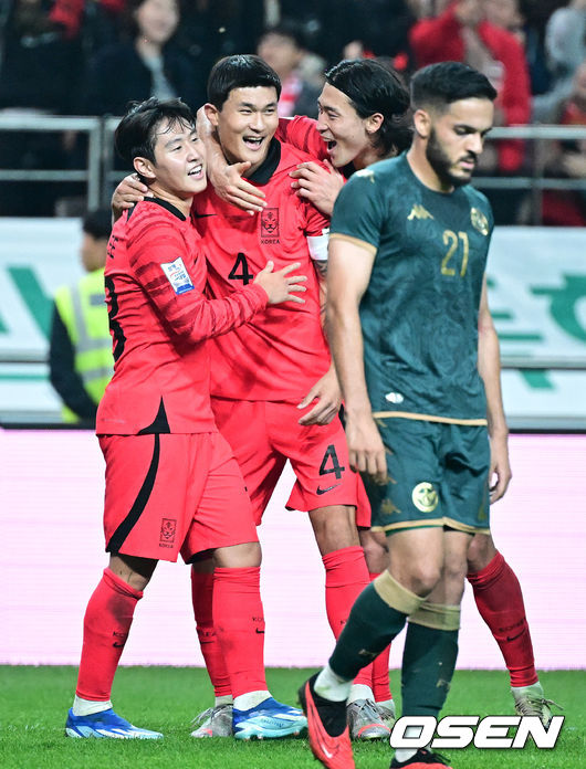 후반 대한민국 김민재가 3-0으로 앞서가는 헤더골을 성공시키며 이강인, 조규성과 기뻐하고 있다. 2023.10.13 /jpnews@osen.co.kr 