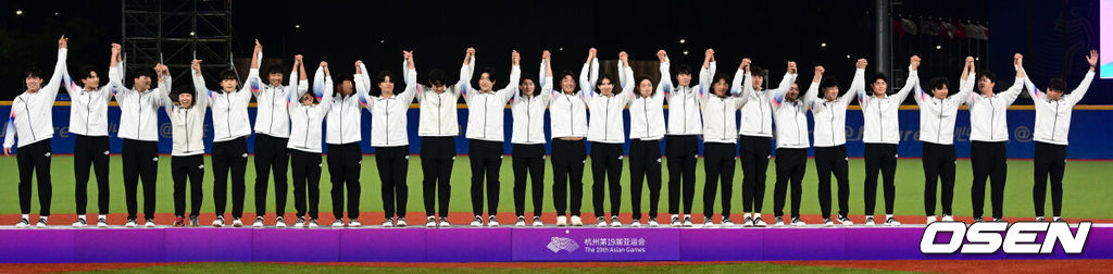 류중일 감독이 이끄는 한국 야구 대표팀이 4회 연속 우승을 차지했다. 한국은 7일(이하 한국시간) 중국 저장성 사오싱 야구장에서 열린 2022 항저우 아시안게임 야구 결승전에서 대만을 2-0으로 눌렀다. 이로써 지난 2일 대만과의 B조 예선 2차전 0-4 완패를 설욕하며 금메달을 목에 걸었다. 경기 종료 후 시상대에서 대한민국 선수들이 국기에 대한 경례를 하고 있다. 2023.10.07 /ksl0919@osen.co.kr