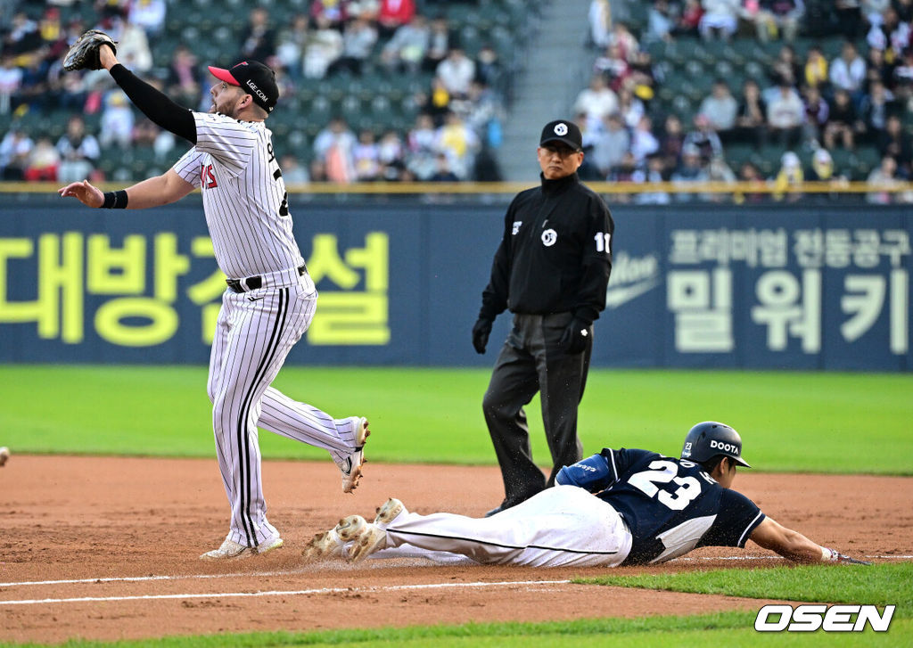 14일 오후 서울 잠실야구장에서 ‘2023 신한은행 SOL KBO리그’ LG 트윈스와 두산 베어스의 경기가 열렸다.2회초 2사 3루에서 두산 강승호가 1타점 적시타를 날리고 1루에서 헤드퍼스트 슬라이딩으로 세이프되고 있다. 1루수는 LG 오스틴. 2023.10.14 /jpnews@osen.co.kr 