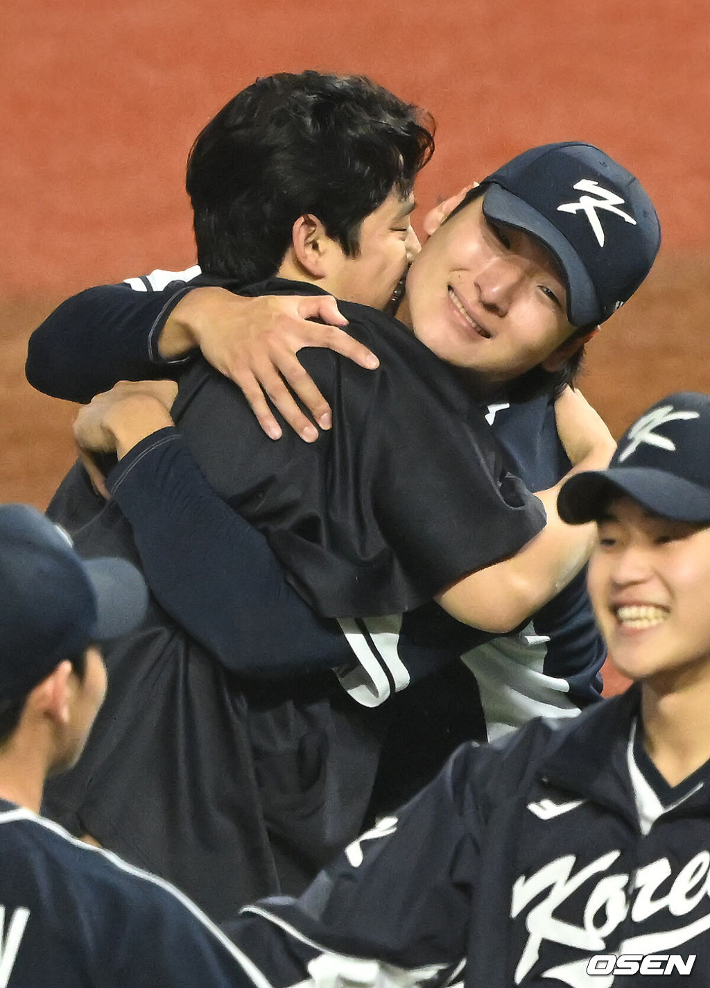 류중일 감독이 이끄는 한국 야구 대표팀이 4회 연속 우승을 차지했다. 한국은 7일(이하 한국시간) 중국 저장성 사오싱 야구장에서 열린 2022 항저우 아시안게임 야구 결승전에서 대만을 2-0으로 눌렀다. 이로써 지난 2일 대만과의 B조 예선 2차전 0-4 완패를 설욕하며 금메달을 목에 걸었다. 경기 종료 후 대하민국 문동주, 곽빈이 포옹을 하고 있다. 2023.10.07 /ksl0919@osen.co.kr