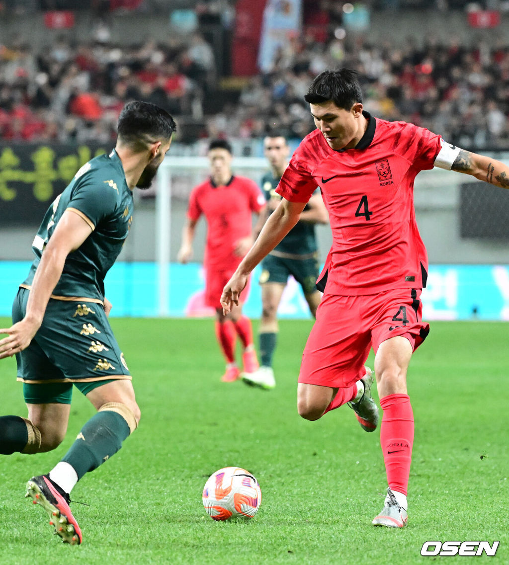 위르겐 클린스만 감독이 이끄는 대한민국 축구 국가대표팀이 13일 오후 8시 서울월드컵경기장에서 튀니지와 국가대표 친선경기서 이강인의 2골 1도움 슈퍼 활약을 앞세워 4-0으로 승리했다.대표팀 김민재가 드리블을 하고 있다. 2023.10.13 /jpnews@osen.co.kr