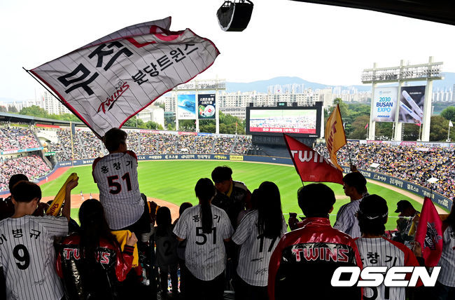 15일 오후 서울 잠실야구장에서 ‘2023 신한은행 SOL KBO리그’ LG 트윈스와 두산 베어스의 경기가 열렸다.LG 팬들이 열띤 응원을 선보이고 있다. 2023.10.15 /jpnews@osen.co.kr