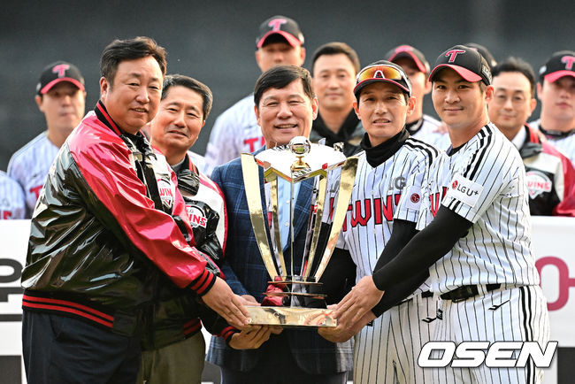 LG 차명석 단장, 김인석 대표이사, KBO 허구연 총재, LG 염경엽 감독, 오지환이 정규시즌 우승 트로피 들고 포즈를 취하고 있다. 2023.10.15 /jpnews@osen.co.kr