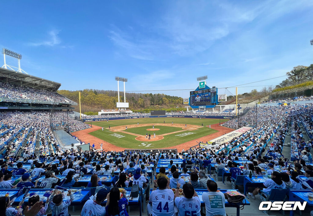 1일 대구 삼성라이온즈파크에서 2023 신한은행 SOL KBO리그 삼성 라이온즈와 NC 다이노스의 경기가 열렸다. 만원을 기록한 팬들이 응원을 하고 있다. 2023.04.01 / foto0307@osen.co.kr