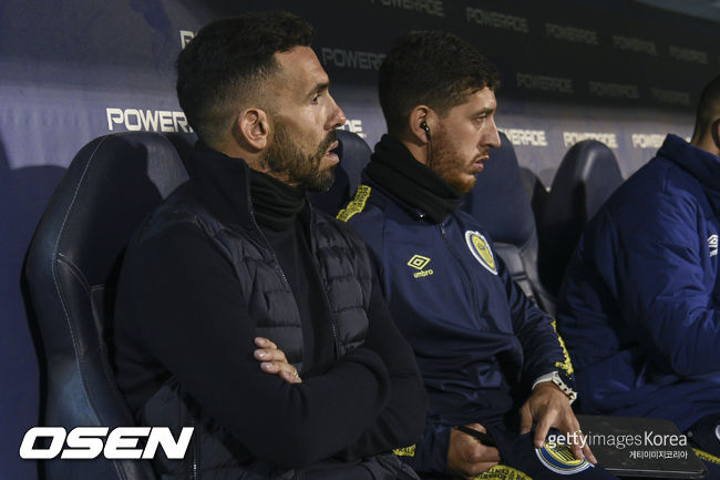 ROSARIO, ARGENTINA - JUNE 24:Carlos Tevez manager of Rosario Central and his assistant previous a match between Rosario Central and Gimnasia y Esgrima La Plata as part Liga Profesional 2022 at Estadio Gigante de Arroyito on June 24, 2022 in Rosario, Argentina. (Photo by Luciano Bisbal/Getty Images)