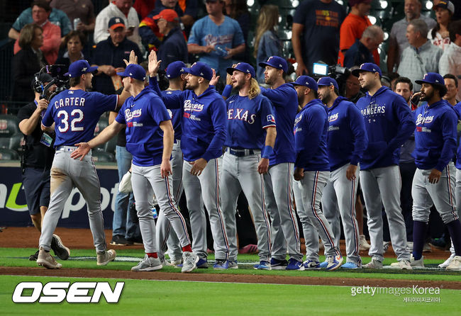 [사진] 텍사스 선수들이 ALCS 1차전 승리 후 기뻐하고 있다. ⓒGettyimages(무단전재 및 재배포 금지)