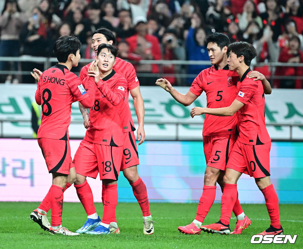 위르겐 클린스만 감독이 이끄는 대한민국 축구 국가대표팀이 13일 오후 8시 서울월드컵경기장에서 튀니지와 국가대표 친선경기서 이강인의 2골 1도움 슈퍼 활약을 앞세워 4-0으로 승리했다.후반 대한민국 이강인이 2-0으로 앞서가는 골을 성공시키며 동료선수들과 기뻐하고 있다. 2023.10.13 /jpnews@osen.co.kr 