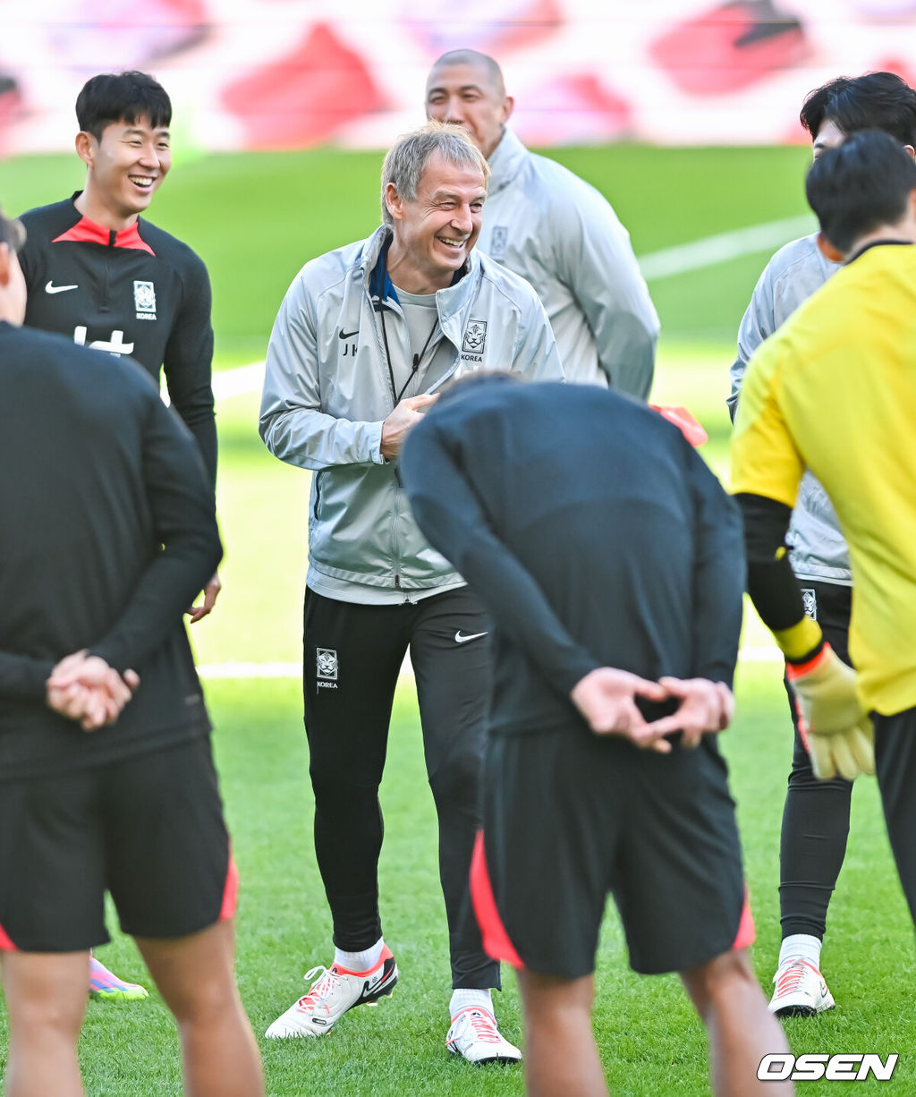  위르겐 클린스만 감독이 이끄는 대한민국 축구 국가대표팀이 16일 오후 수원월드컵경기장에서 베트남과의 평가전을 앞두고 공식 훈련을 가졌다. 클린스만 감독이 선수들과 미팅을 갖고 있다.   2023.10.16 / soul1014@osen.co.kr