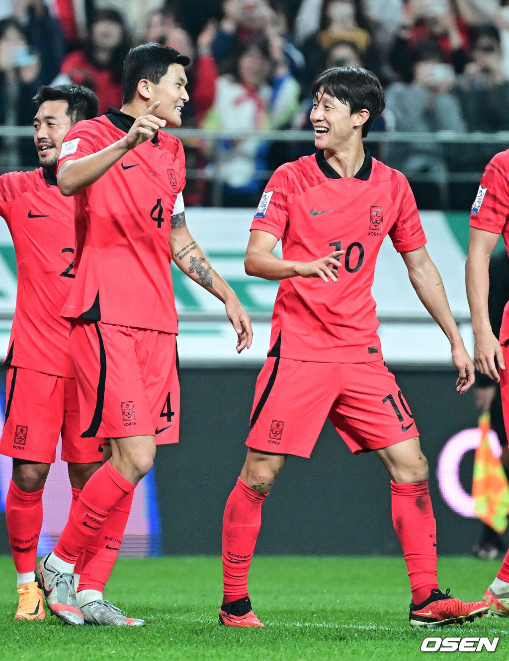 위르겐 클린스만 감독이 이끄는 대한민국 축구 국가대표팀이 13일 오후 8시 서울월드컵경기장에서 튀니지와 국가대표 친선경기서 이강인의 2골 1도움 슈퍼 활약을 앞세워 4-0으로 승리했다.후반 대한민국 김민재가 3-0으로 앞서가는 헤더골을 성공시키며 이재성과 기뻐하고 있다. 2023.10.13 /jpnews@osen.co.kr