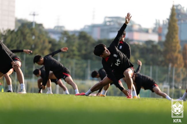 [사진] 훈련을 소화하는 황인범 / 대한축구협회 제공.