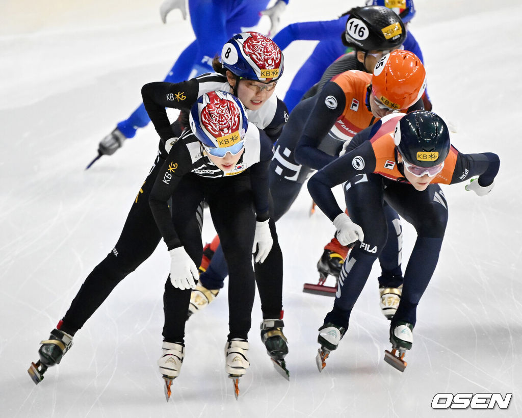 12일 서울 목동 아이스링크에서 '2023 KB금융 국제빙상경기연맹(ISU) 쇼트트랙 세계선수권대회' 본선 경기가 진행됐다.여자 3000m 계주 결승전에서 한국 심석희가 김길리를 밀어주고 있다. 2023.03.12 / rumi@osen.co.kr