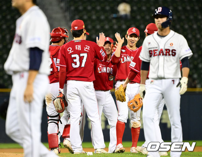 정규시즌 3위 자리가 결국 최종전에서 가려지게 됐다. 두산은 5위로 와일드카드 결정전에 진출했다.SSG 랜더스는 16일 서울 잠실구장에서 열린 2023 신한은행 SOL KBO리그 두산 베어스와의 시즌 15차전에서 3-2로 승리했다. 경기 종료 후 SSG가 승리를 기뻐하고 있다. 2023.10.16 /cej@osen.co.kr