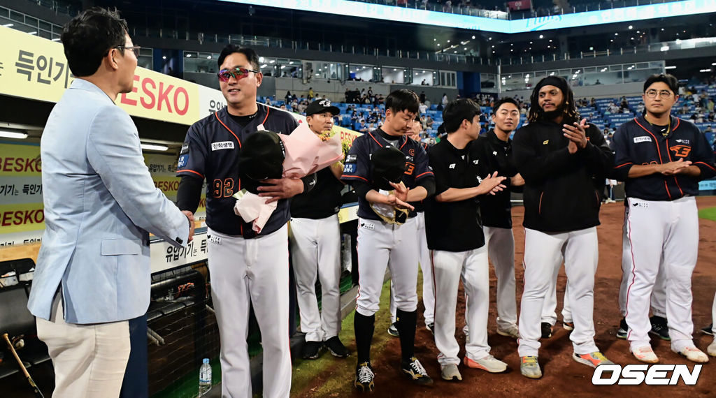 한화 최원호 감독이 18년 만에 7연승을 달성하고 박찬혁 대표이사에게 축하 꽃다발을 받고 있다. 2023.06.30 / foto0307@osen.co.kr