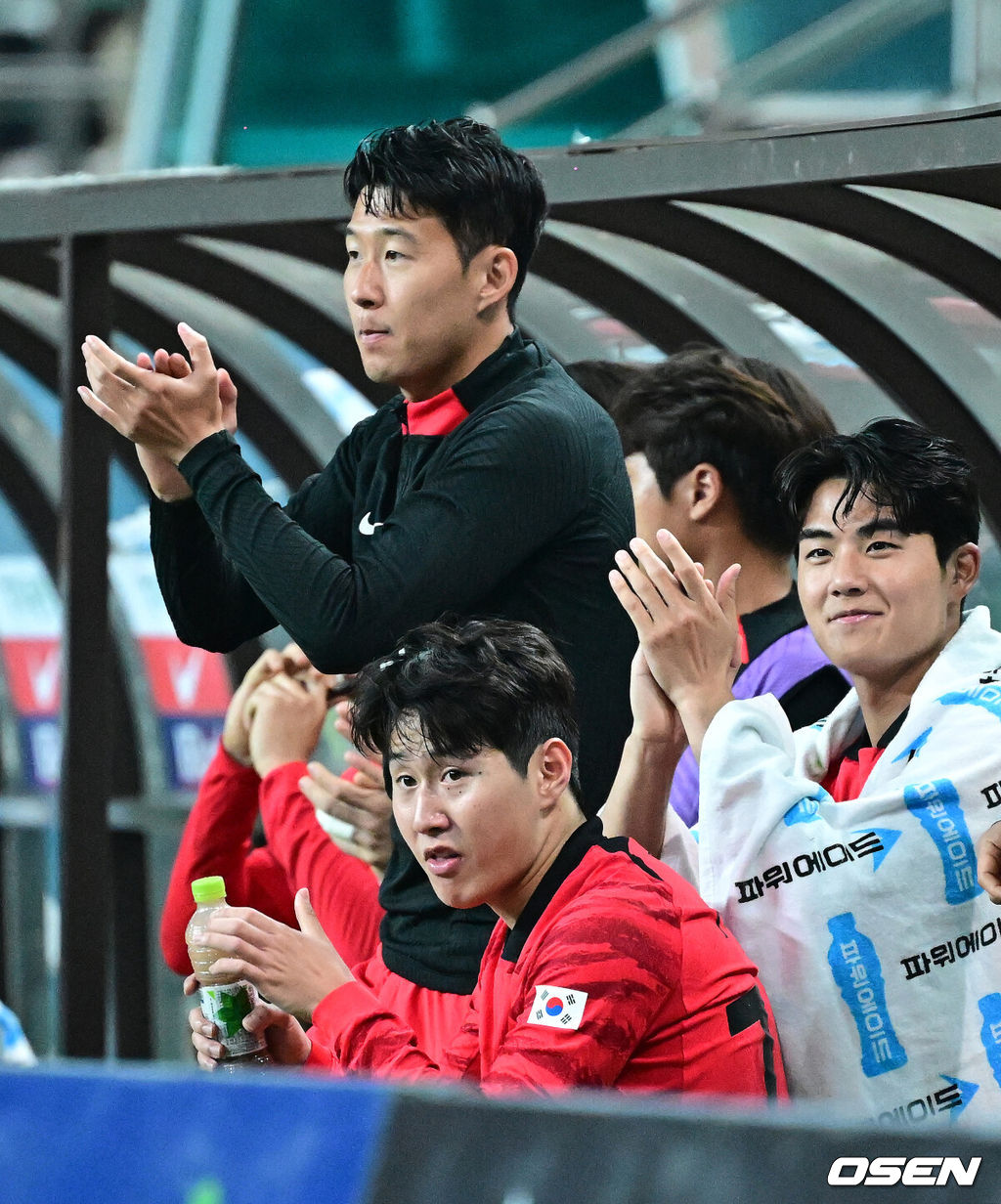 위르겐 클린스만 감독이 이끄는 대한민국 축구 국가대표팀이 13일 오후 8시 서울월드컵경기장에서 튀니지와 국가대표 친선경기서 이강인의 2골 1도움 슈퍼 활약을 앞세워 4-0으로 승리했다.후반 대한민국 손흥민, 이강인, 설영우가 황의조의 골에 박수를 치고 있다. 2023.10.13 /jpnews@osen.co.kr 