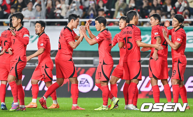 위르겐 클린스만 감독이 이끄는 축구 국가대표팀이 17일 오후 수원시 팔달구 수원월드컵경기장에서 베트남과 평가전을 진행했다.전반 황희찬이 추가골을 넣고 동료들과 하이파이브를 하고 있다.    2023.10.17 / soul1014@osen.co.kr