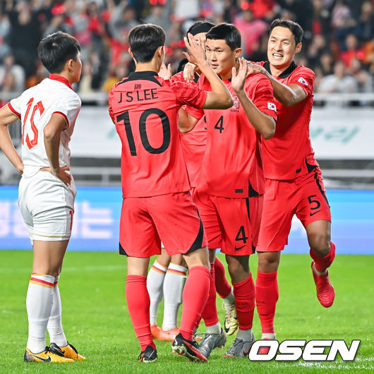 위르겐 클린스만 감독이 이끄는 축구 국가대표팀이 17일 오후 수원시 팔달구 수원월드컵경기장에서 베트남과 평가전을 진행했다.전반 김민재가 선제골을 넣고 기뻐하고 있다. 2023.10.17 / soul1014@osen.co.kr