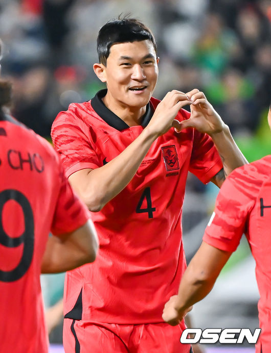 위르겐 클린스만 감독이 이끄는 축구 국가대표팀이 17일 오후 수원시 팔달구 수원월드컵경기장에서 베트남과 평가전을 진행했다.전반 김민재가 선제골을 넣고 팬들에게 하트를 보이고 있다. 2023.10.17 / soul1014@osen.co.kr